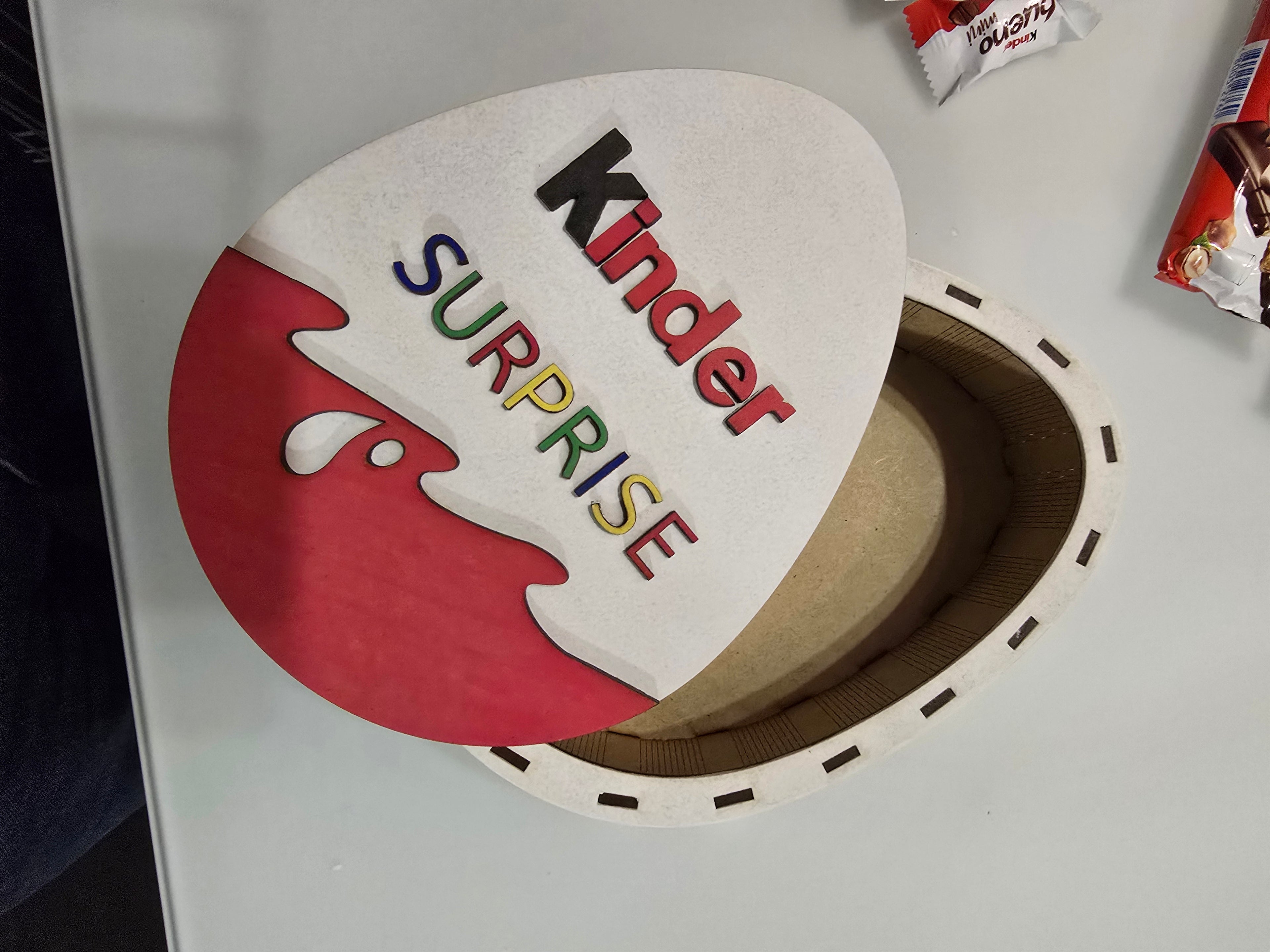 Oeuf (garni) découpé au laser et peint à la main