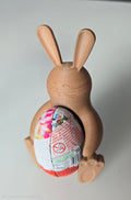 Le Lapin de Pâques porteur d'un œuf surprise.